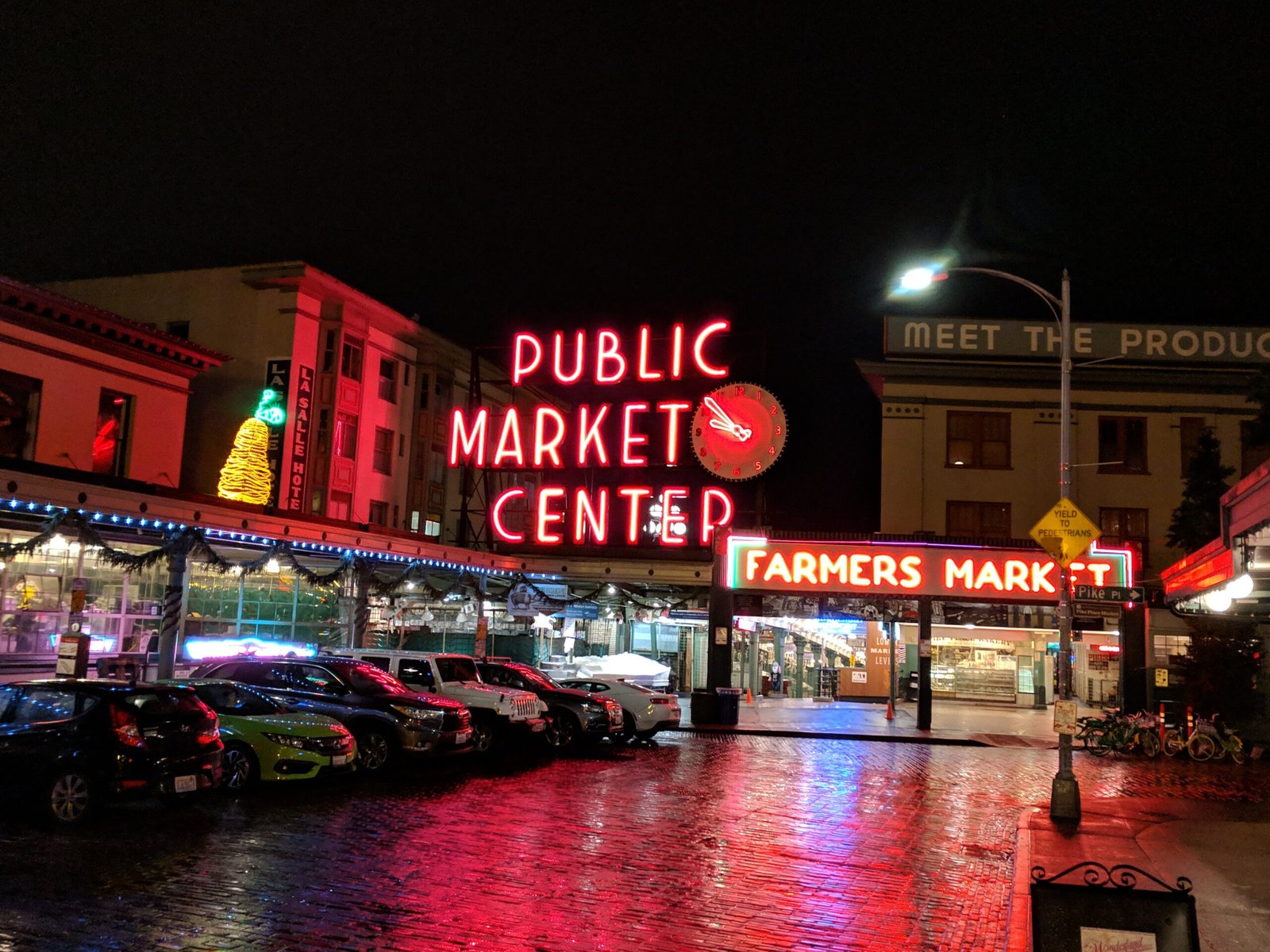 Read more about the article Peak Farmers Market Season at Pike Place Market: Best Pike Place Bites in the PNW Summer